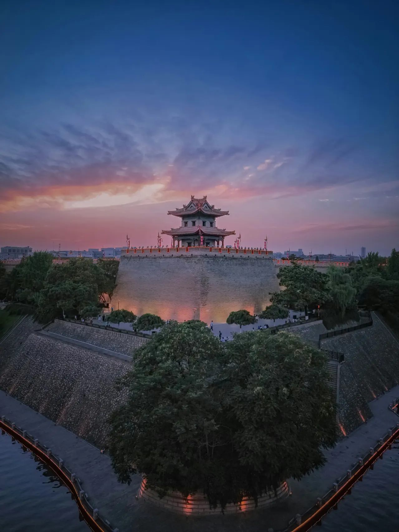 Xi’an city wall at dusk. Destination setting; specific visits and arrangements depend on the selected programme.
