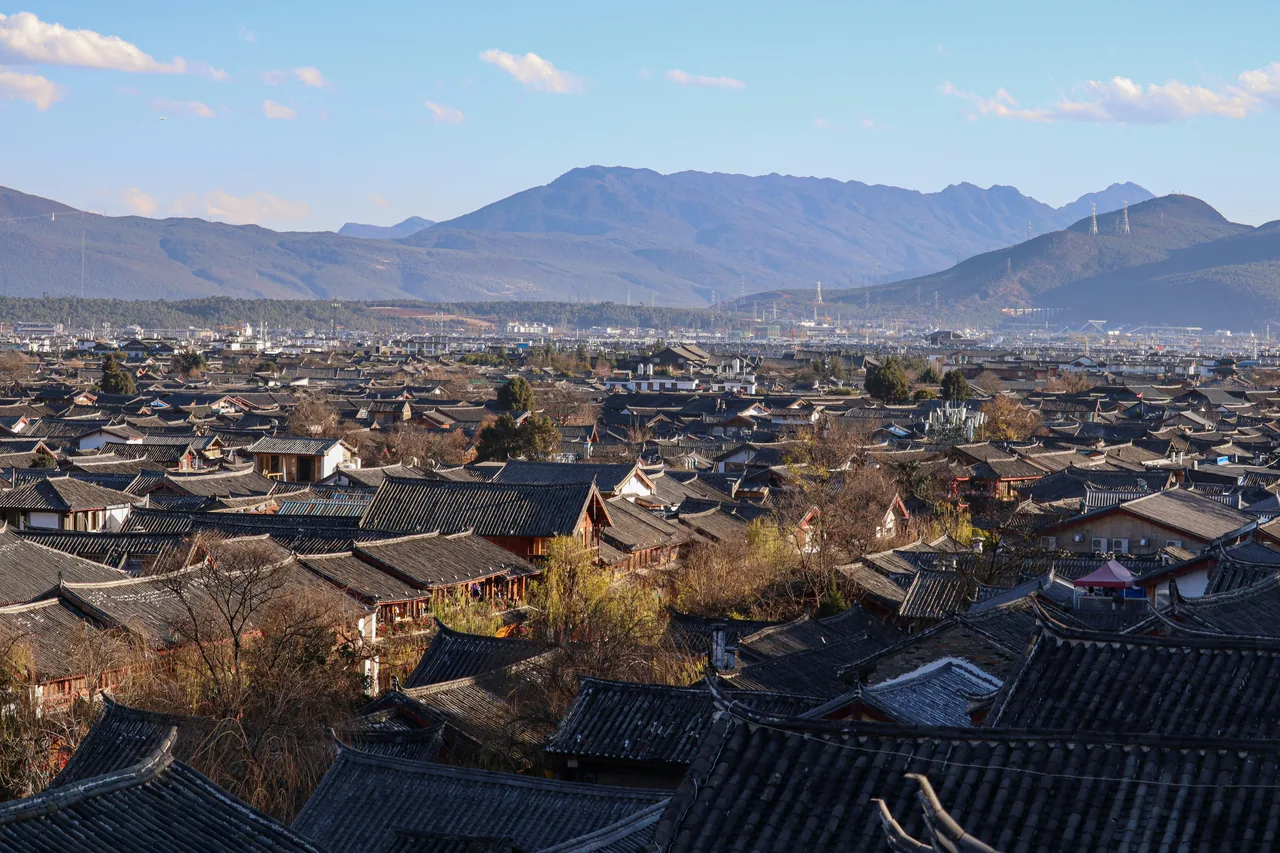 Lijiang old-town rooftops and mountains