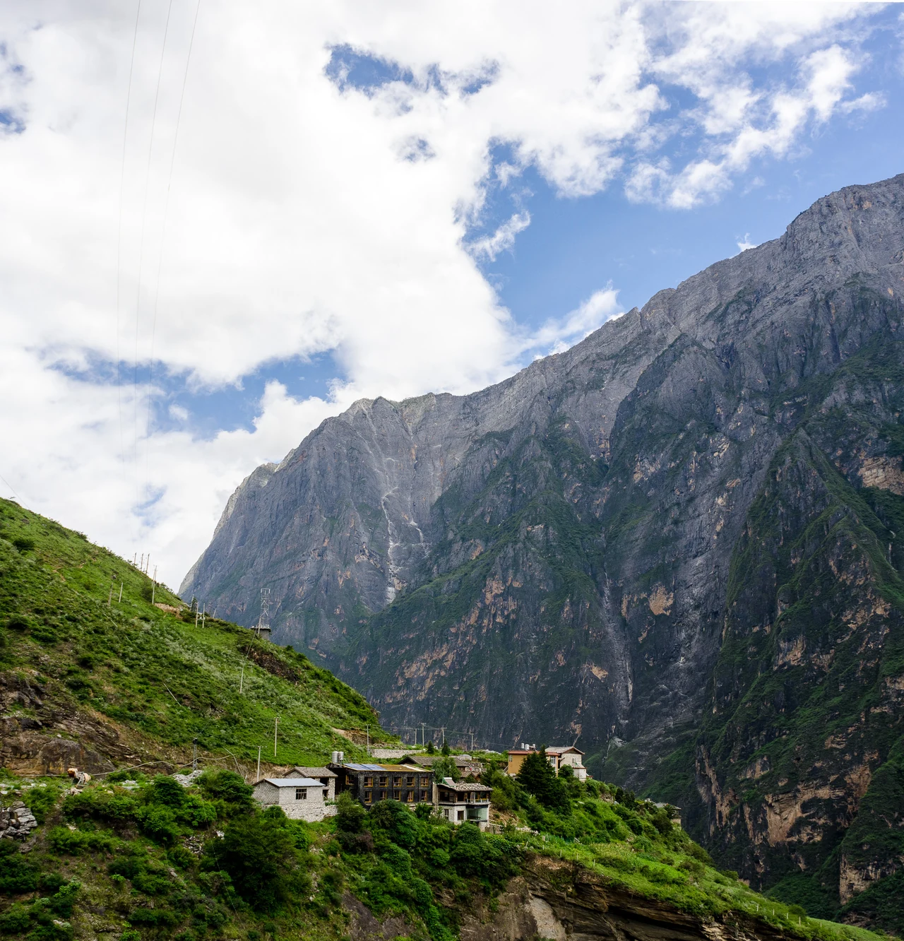 Tiger Leaping Gorge — valley scenery