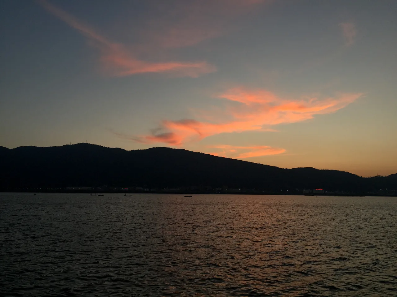 Dianchi Lake, Kunming — seasonal sightseeing option
