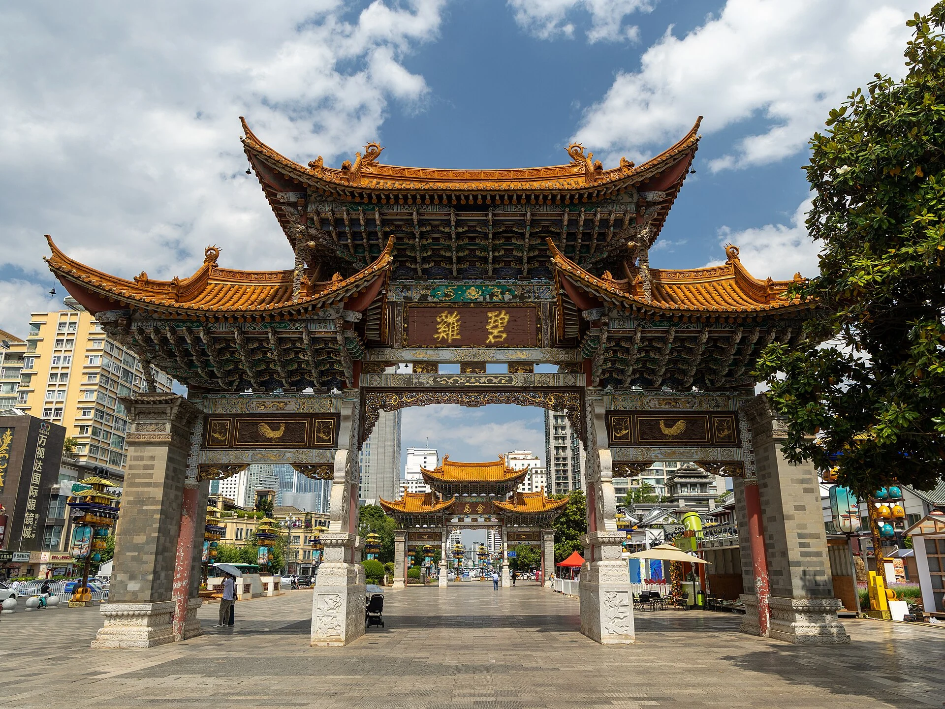 Kunming city scenery — Biji Archway, Jinbi Square; arrival destination context